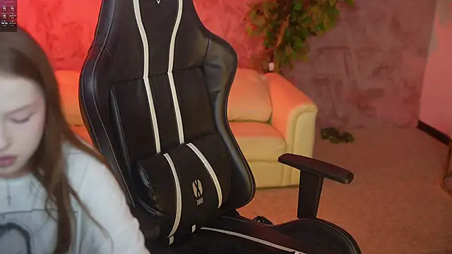 Snapshot of Goldie_Flame chatting on September 2025 11:37:01 PM Goldie Flame online show from September 2025 11:37:01 PM