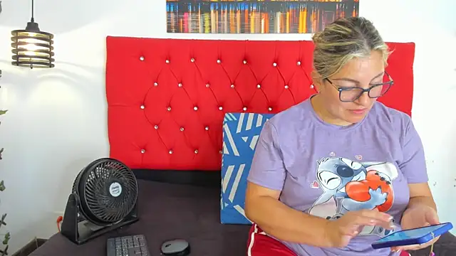 carolinacrus01 online show from October 2025 02:56:02 PM