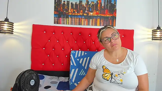 carolinacrus01 online show from October 2025 04:42:02 PM