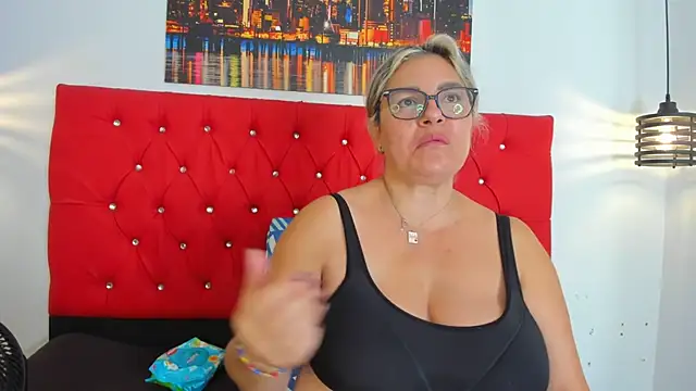 carolinacrus01 online show from November 2025 07:12:01 PM