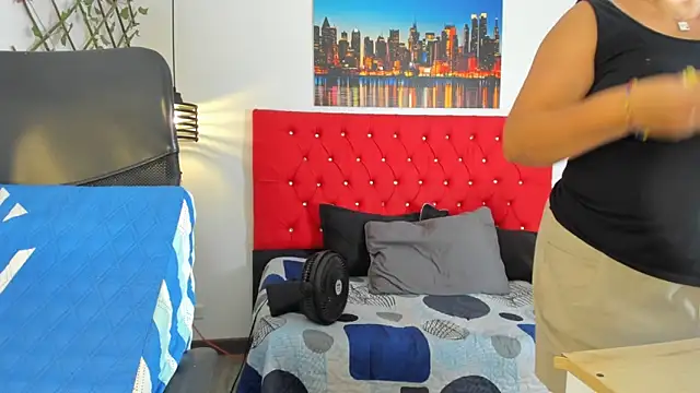 carolinacrus01 online show from November 2025 04:39:02 PM