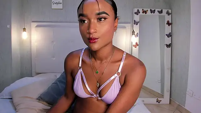 Snapshot of EsmeraldaNyx chatting on October 2025 09:21:01 PM EsmeraldaNyx online show from October 2025 09:21:01 PM