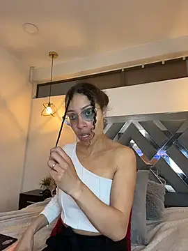 Hanna Cornee  online show from November 2025 02:05:01 PM