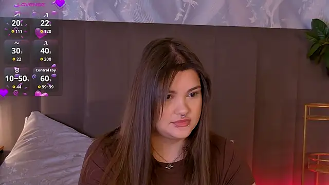 Snapshot of EmilyHyde chatting on February 2026 06:56:02 AM EmilyHyde online show from February 2026 06:56:02 AM