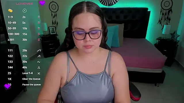 LolaVillalobos online show from October 2025 01:53:02 PM