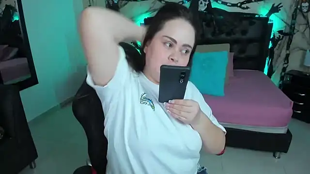 LolaVillalobos online show from October 2025 02:21:02 PM