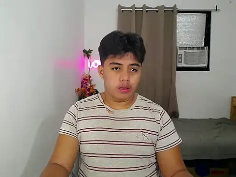 Snapshot of Hugecock2hundle_intown chatting on November 2025 02:17:01 PM Hugecock2hundle intown online show from November 2025 02:17:01 PM