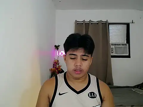 Snapshot of Hugecock2hundle_intown chatting on November 2025 06:48:02 PM Hugecock2hundle intown online show from November 2025 06:48:02 PM