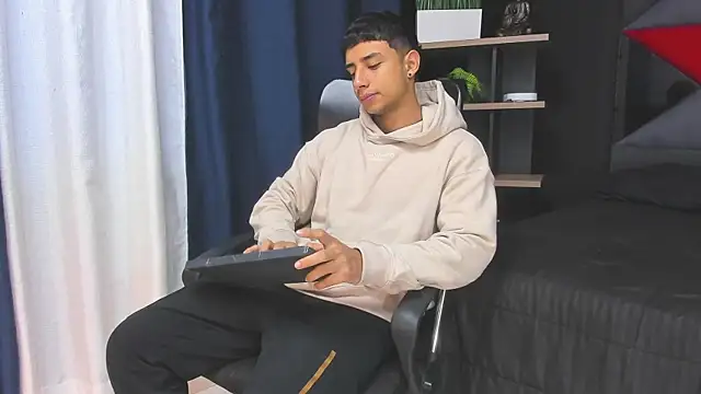 jaze bradley online show from December 2025 11:06:01 AM