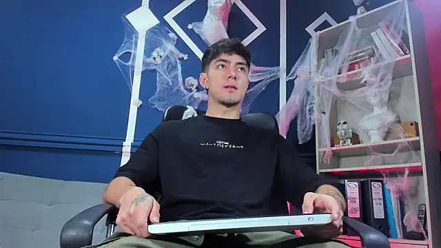 etham wolf  online show from October 2025 11:28:01 AM