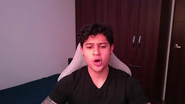 domsantiago  online show from October 2025 07:56:01 PM