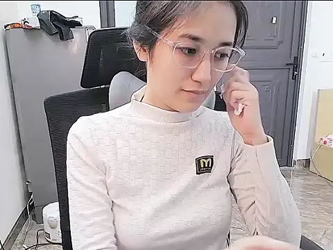 Snapshot of Shulee21 chatting on October 2025 03:40:02 AM Shulee21 online show from October 2025 03:40:02 AM