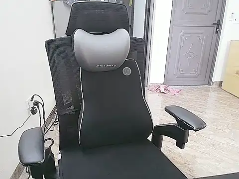 Snapshot of Shulee21 chatting on October 2025 04:37:01 AM Shulee21 online show from October 2025 04:37:01 AM