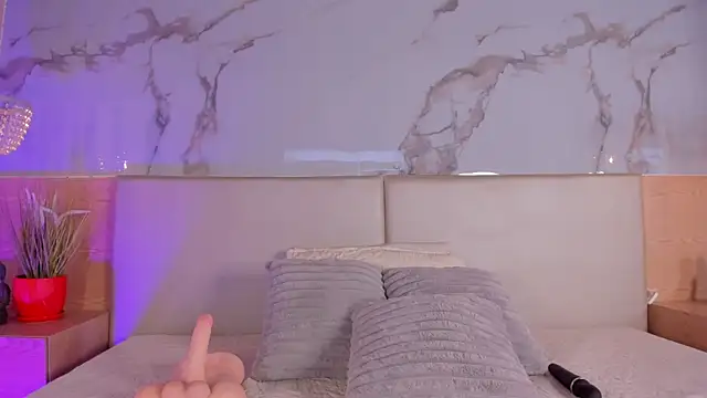 ValSmith  online show from September 2025 04:01:01 AM