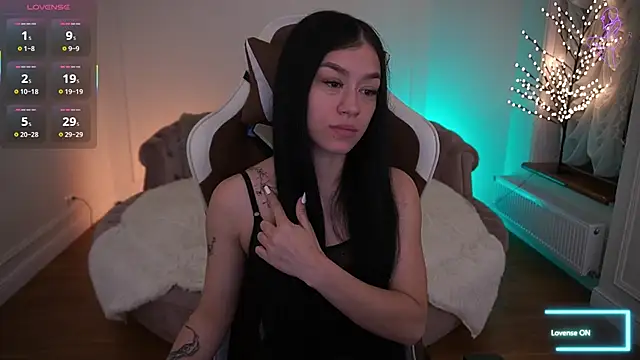 Snapshot of FataleNellie chatting on April 2026 08:48:02 PM FataleNellie online show from April 2026 08:48:02 PM