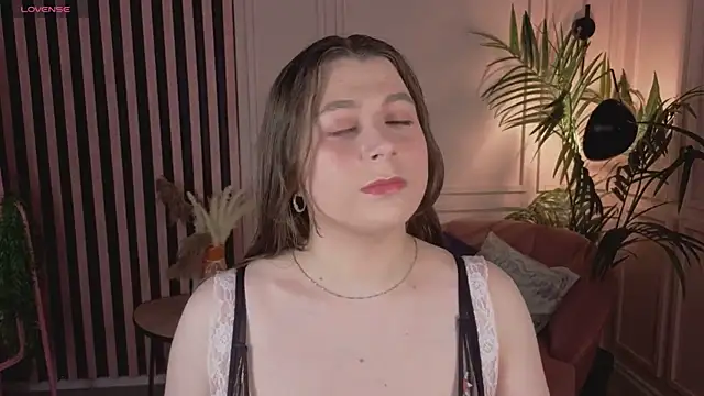 Queen Michelle  online show from November 2025 10:04:02 PM