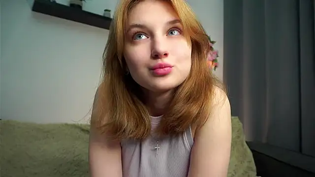 Snapshot of EasterBonney chatting on October 2025 10:57:02 AM EasterBonney online show from October 2025 10:57:02 AM