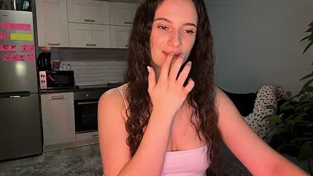 Luna Raee online show from October 2025 12:45:01 PM