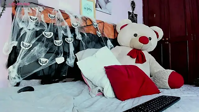 ashley moss online show from November 2025 07:05:02 PM