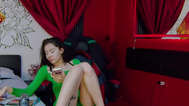 Snapshot of RavennMoonn chatting on October 2025 07:33:01 PM RavennMoonn online show from October 2025 07:33:01 PM