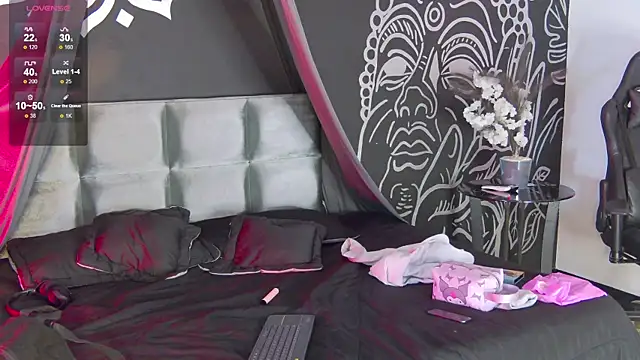 Snapshot of RavennMoonn chatting on October 2025 06:16:02 PM RavennMoonn online show from October 2025 06:16:02 PM