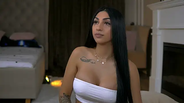 Snapshot of EmaHallee chatting on February 2026 03:54:01 AM EmaHallee online show from February 2026 03:54:01 AM