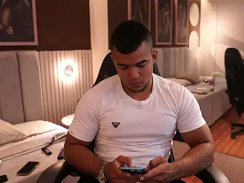 Snapshot of Thiago_Valente chatting on September 2025 01:15:02 PM Thiago Valente online show from September 2025 01:15:02 PM