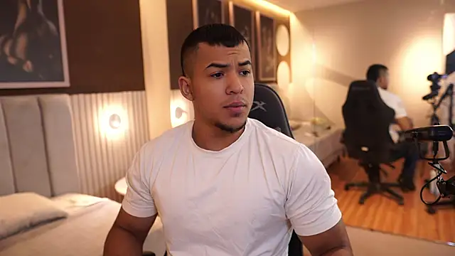 Snapshot of Thiago_Valente chatting on October 2025 12:44:02 PM Thiago Valente online show from October 2025 12:44:02 PM