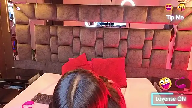 Aniajoness  online show from February 2026 04:41:01 PM