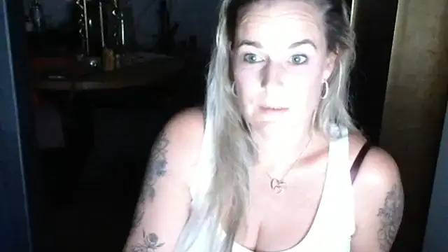 Mrs-Aurora online show from April 2026 08:31:01 PM