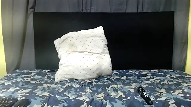 DarkBubble18 online show from October 2025 09:03:02 PM