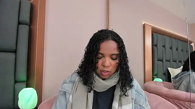 Snapshot of LisaMendez chatting on October 2025 03:40:02 AM LisaMendez online show from October 2025 03:40:02 AM