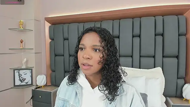 Snapshot of LisaMendez chatting on October 2025 04:13:01 AM LisaMendez online show from October 2025 04:13:01 AM