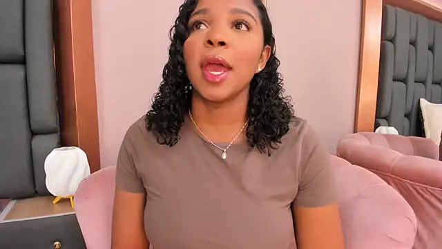 Snapshot of LisaMendez chatting on October 2025 04:02:02 AM LisaMendez online show from October 2025 04:02:02 AM