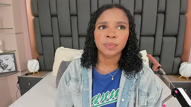 Snapshot of LisaMendez chatting on October 2025 03:47:02 AM LisaMendez online show from October 2025 03:47:02 AM