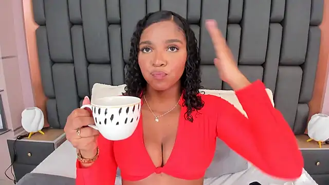 Snapshot of LisaMendez chatting on October 2025 04:02:02 AM LisaMendez online show from October 2025 04:02:02 AM