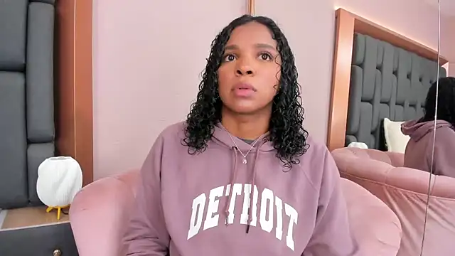 Snapshot of LisaMendez chatting on November 2025 03:51:01 AM LisaMendez online show from November 2025 03:51:01 AM