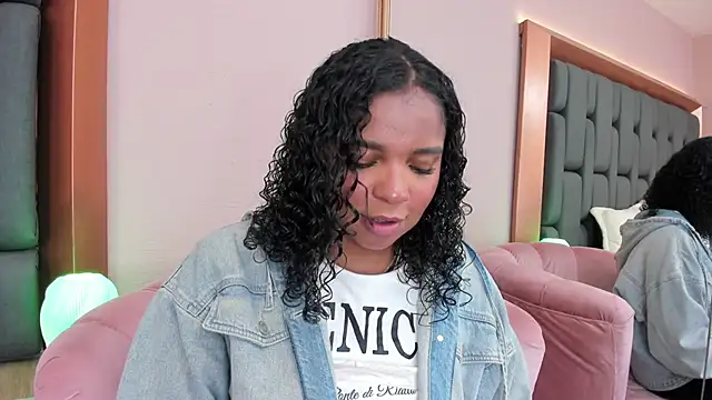 Snapshot of LisaMendez chatting on November 2025 04:01:02 AM LisaMendez online show from November 2025 04:01:02 AM