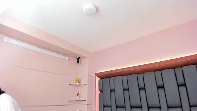 Snapshot of LisaMendez chatting on November 2025 04:11:01 AM LisaMendez online show from November 2025 04:11:01 AM