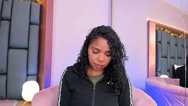 Snapshot of LisaMendez chatting on November 2025 01:05:02 AM LisaMendez online show from November 2025 01:05:02 AM