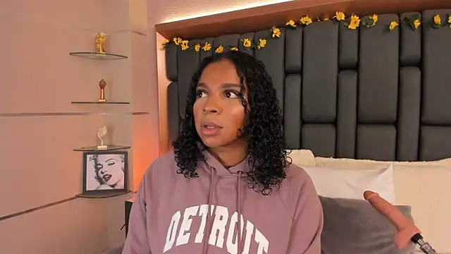 Snapshot of LisaMendez chatting on November 2025 11:03:01 PM LisaMendez online show from November 2025 11:03:01 PM