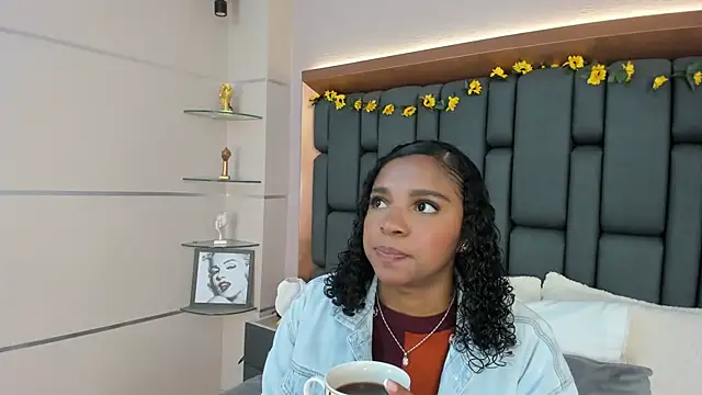 Snapshot of LisaMendez chatting on November 2025 04:01:01 AM LisaMendez online show from November 2025 04:01:01 AM