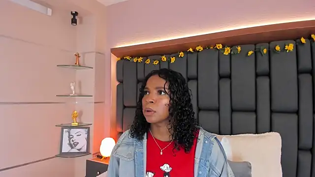 Snapshot of LisaMendez chatting on November 2025 03:52:01 AM LisaMendez online show from November 2025 03:52:01 AM