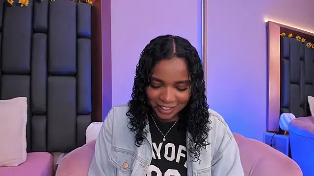 Snapshot of LisaMendez chatting on December 2025 04:07:01 AM LisaMendez online show from December 2025 04:07:01 AM