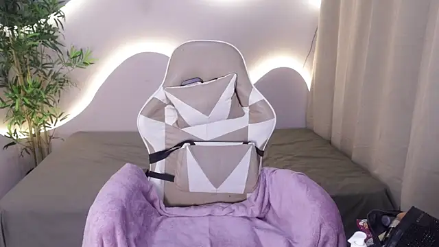 Emma and Issac online show from November 2025 04:14:02 AM