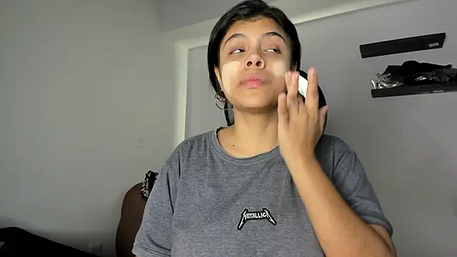 Snapshot of Aleja-02 chatting on September 2025 08:35:01 PM Aleja-02 online show from September 2025 08:35:01 PM