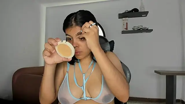 Snapshot of Aleja-02 chatting on October 2025 09:23:02 PM Aleja-02 online show from October 2025 09:23:02 PM