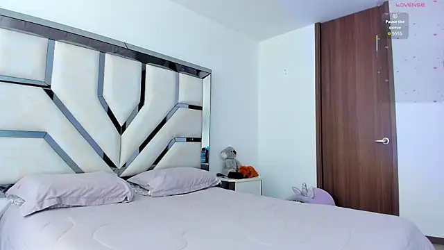 Michelle Ferrerr online show from December 2025 08:29:01 PM