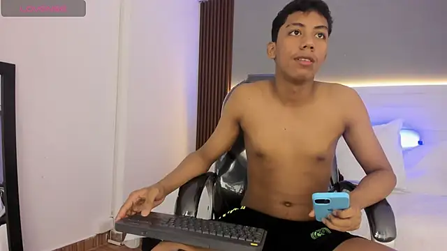 Brunette  boy online show from February 2026 03:35:01 AM