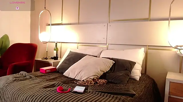 Lina Montclair online show from November 2025 07:15:01 PM